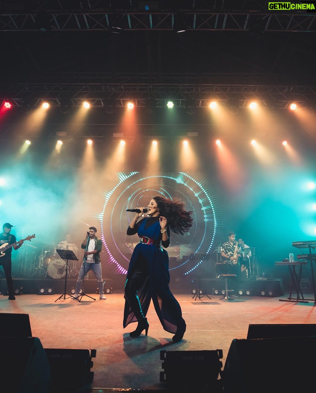 Sunidhi Chauhan Instagram - ❤️❤️❤️ #giglife #bestlife @dvk.thebeatboxer Makeup @makeupbyshikhamishra Hair @manjula Styled by @saumyathakur #styledbysaums Outfit courtesy Blue layover jacket @minisondhiofficial Black mesh bodysuit @namratajoshipura Pants @hm Earrings and rings @shayagrams Bracelet @praprakart Style Asst. @jassatsky