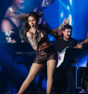 Sunidhi Chauhan Instagram - Auckland!! Coming back to you almost a decade later and to have been showered by your love and energy has got my heart full 🥰❤️. Thank you for the love and I’ll be back sooner next time. xoxo 💋 #IAmHomeTour

Styled by @saumyathakur 
#styledbysaums

1st look 
In
Bodysuit @namratajoshipura
Black Leather Trench @twentydresses @nykaafashion
Boots @zara 
Makeup @makeupbyshikhamishra 
Hair @hairstylistmanju 

2nd look 
In
Brown Leather Set - Custom 
Chrome crop top @may.official.store
Jewels @misho_designs
Boots @londonrag_in
Style Asst. @pareenaaahhh @manisha_vaprani
Makeup @makeupbyshikhamishra 
Hair @hairstylistmanju