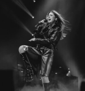Sunidhi Chauhan Instagram - Auckland!! Coming back to you almost a decade later and to have been showered by your love and energy has got my heart full 🥰❤️. Thank you for the love and I’ll be back sooner next time. xoxo 💋 #IAmHomeTour

Styled by @saumyathakur 
#styledbysaums

1st look 
In
Bodysuit @namratajoshipura
Black Leather Trench @twentydresses @nykaafashion
Boots @zara 
Makeup @makeupbyshikhamishra 
Hair @hairstylistmanju 

2nd look 
In
Brown Leather Set - Custom 
Chrome crop top @may.official.store
Jewels @misho_designs
Boots @londonrag_in
Style Asst. @pareenaaahhh @manisha_vaprani
Makeup @makeupbyshikhamishra 
Hair @hairstylistmanju