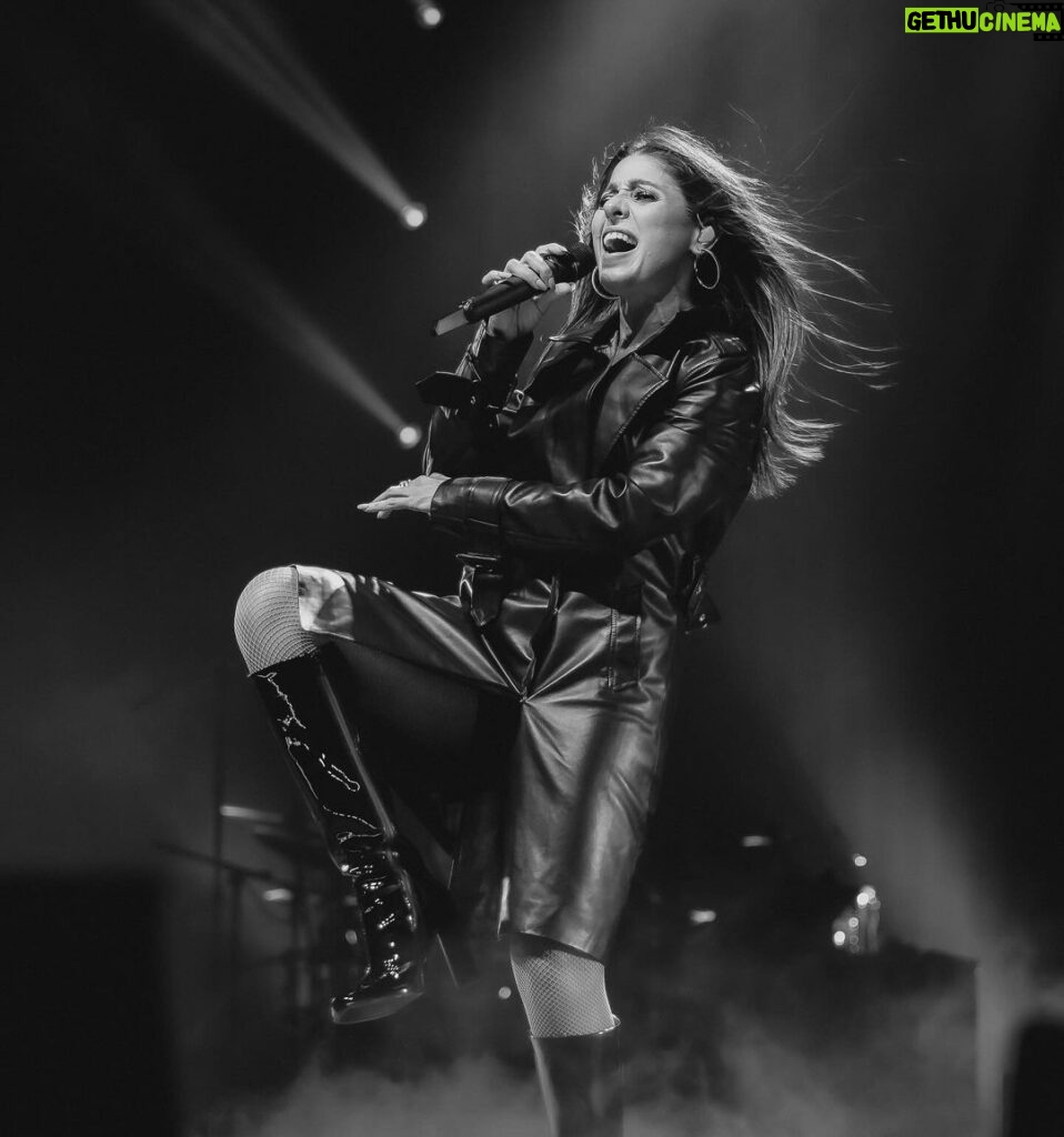 Sunidhi Chauhan Instagram - Auckland!! Coming back to you almost a decade later and to have been showered by your love and energy has got my heart full 🥰❤️. Thank you for the love and I’ll be back sooner next time. xoxo 💋 #IAmHomeTour Styled by @saumyathakur #styledbysaums 1st look In Bodysuit @namratajoshipura Black Leather Trench @twentydresses @nykaafashion Boots @zara Makeup @makeupbyshikhamishra Hair @hairstylistmanju 2nd look In Brown Leather Set - Custom Chrome crop top @may.official.store Jewels @misho_designs Boots @londonrag_in Style Asst. @pareenaaahhh @manisha_vaprani Makeup @makeupbyshikhamishra Hair @hairstylistmanju The Trusts Arena