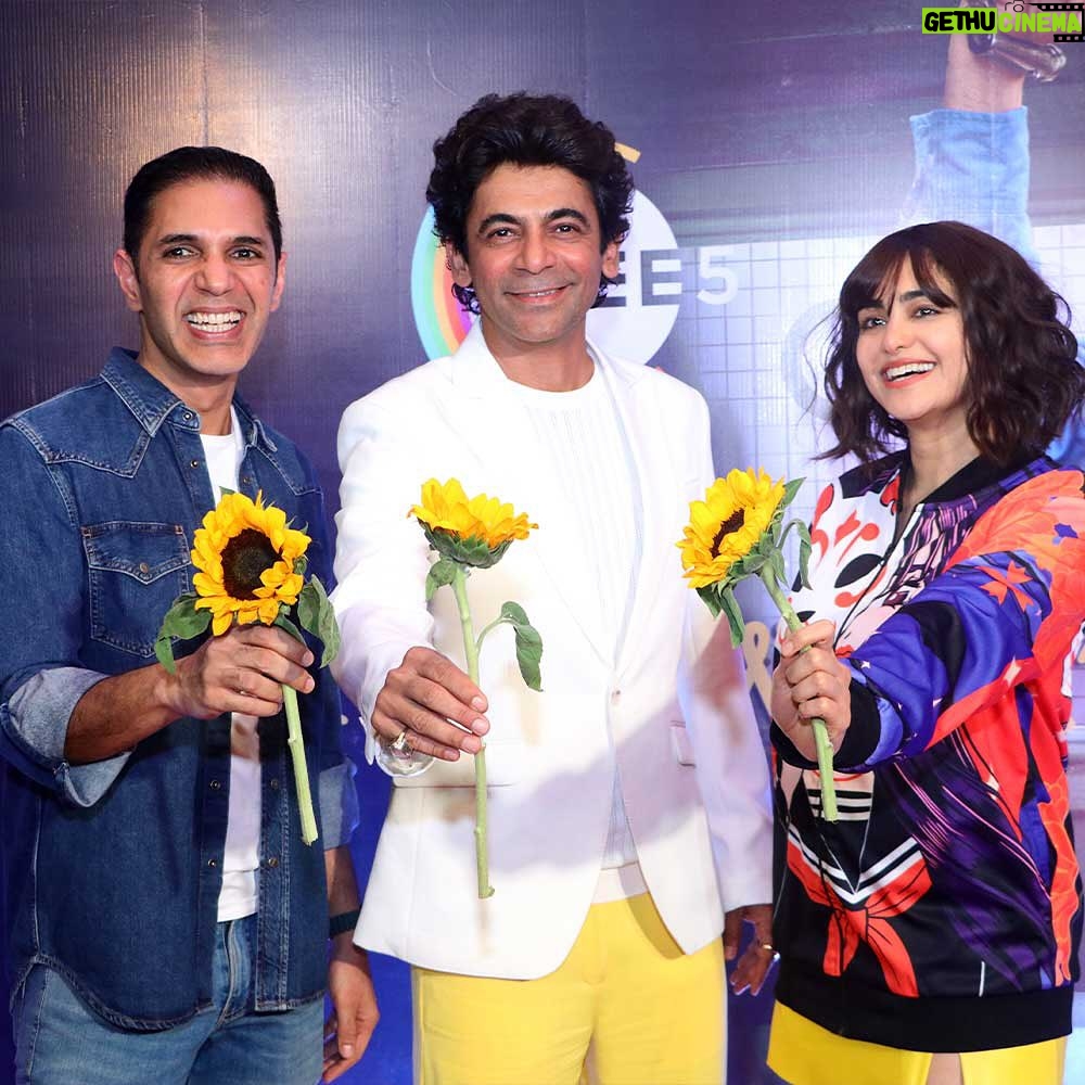Sunil Grover Instagram - A night of radiant smiles and blooming mysteries! 🌻✨ #SunflowerS2 premieres tomorrow, only on #ZEE5 #Sunflower @whosunilgrover @adah_ki_adah @ranvirshorey @vikas71 @parmarchaitally @navingujral @mukulchadda @ashishvidyarthi1 @shonalinagrani @sonaljhaofficial @radhabhatt @salk.04 @officialashwinkaushal @reliance.entertainment #GoodCo @virajsawant @sarkarshibasish @ria.nalavade @girishkulkarni1 @manish_kalra_ @nimishalok @surryamenen @duhjizzy @navagat_p @zee5 @zee5global