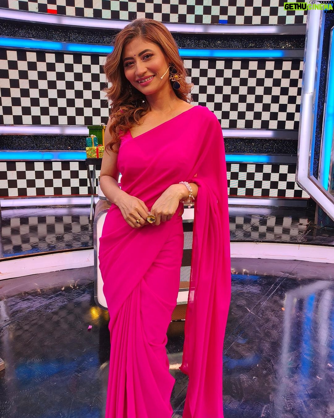 Sunita Gogoi Instagram - From d sets of Oo solriya Oo oohm solriya 🩷 Meeting friends after a long time🫂 @makapa_anand @priyankapdeshpande pic credit @surendarvr Makeup @ayra.artistry Hair @krishna_hairstylist Saree @f2f_designerboutique Earrings @rang_akankshanegi #saree #love #pink #shoot #entertainment