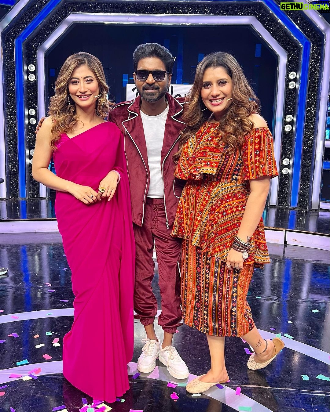 Sunita Gogoi Instagram - From d sets of Oo solriya Oo oohm solriya 🩷 Meeting friends after a long time🫂 @makapa_anand @priyankapdeshpande pic credit @surendarvr Makeup @ayra.artistry Hair @krishna_hairstylist Saree @f2f_designerboutique Earrings @rang_akankshanegi #saree #love #pink #shoot #entertainment