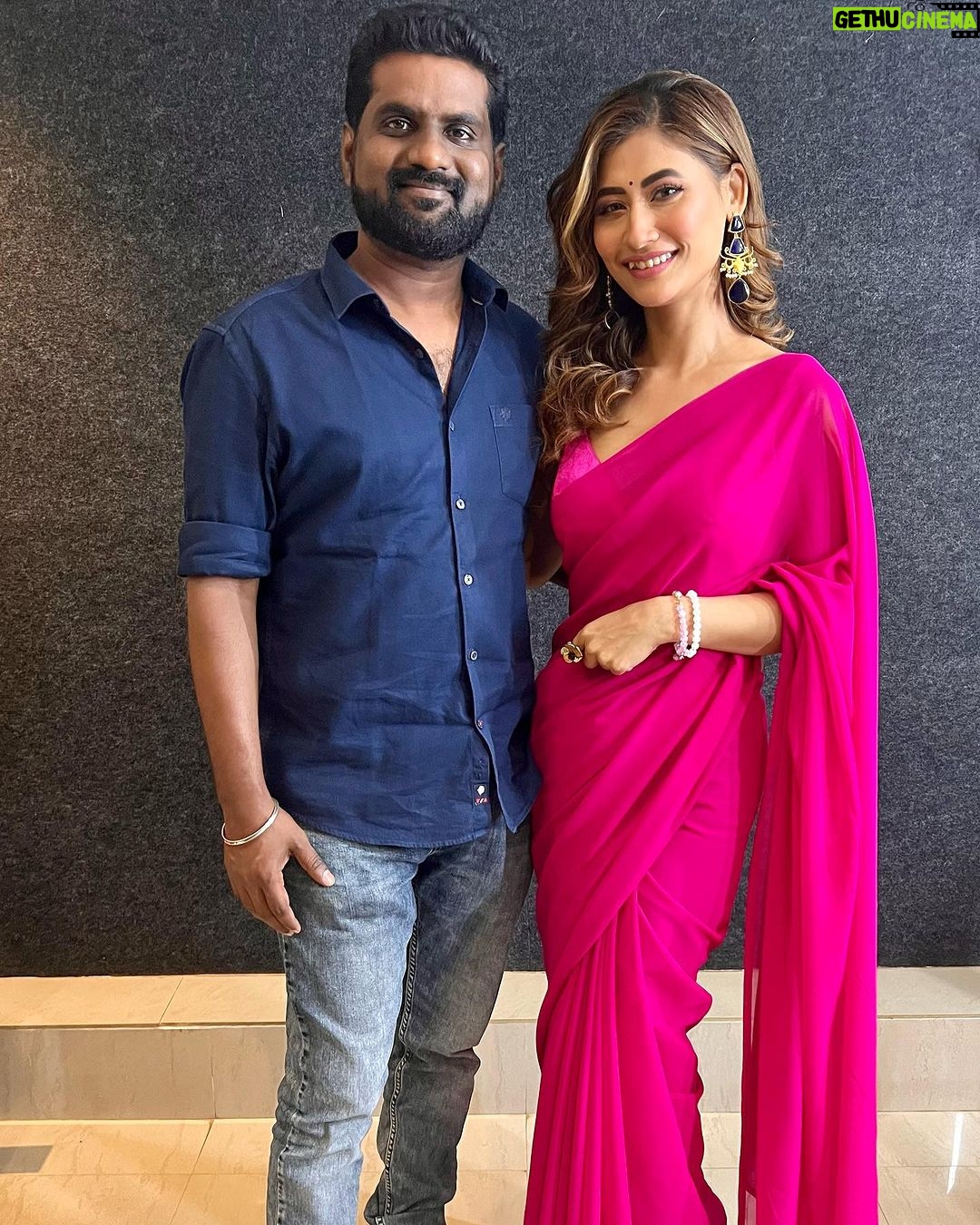 Sunita Gogoi Instagram - From d sets of Oo solriya Oo oohm solriya 🩷 Meeting friends after a long time🫂 @makapa_anand @priyankapdeshpande pic credit @surendarvr Makeup @ayra.artistry Hair @krishna_hairstylist Saree @f2f_designerboutique Earrings @rang_akankshanegi #saree #love #pink #shoot #entertainment