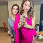 Sunita Gogoi Instagram - From d sets of Oo solriya Oo oohm solriya 🩷 Meeting friends after a long time🫂 @makapa_anand @priyankapdeshpande pic credit @surendarvr Makeup @ayra.artistry Hair @krishna_hairstylist Saree @f2f_designerboutique Earrings @rang_akankshanegi #saree #love #pink #shoot #entertainment