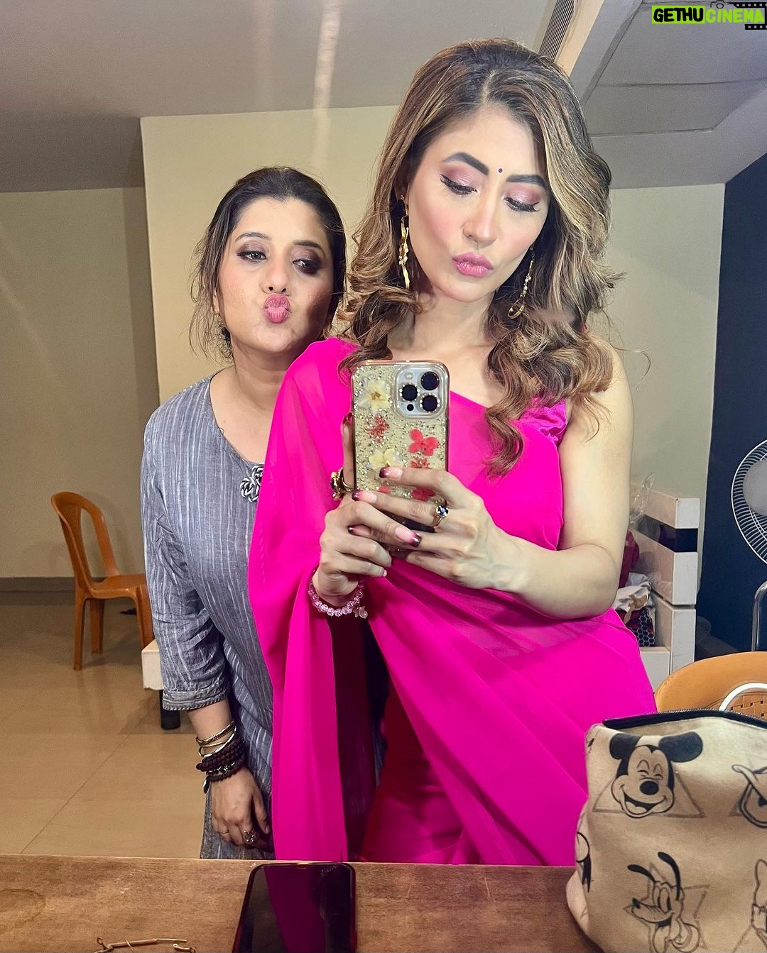 Sunita Gogoi Instagram - From d sets of Oo solriya Oo oohm solriya 🩷 Meeting friends after a long time🫂 @makapa_anand @priyankapdeshpande pic credit @surendarvr Makeup @ayra.artistry Hair @krishna_hairstylist Saree @f2f_designerboutique Earrings @rang_akankshanegi #saree #love #pink #shoot #entertainment
