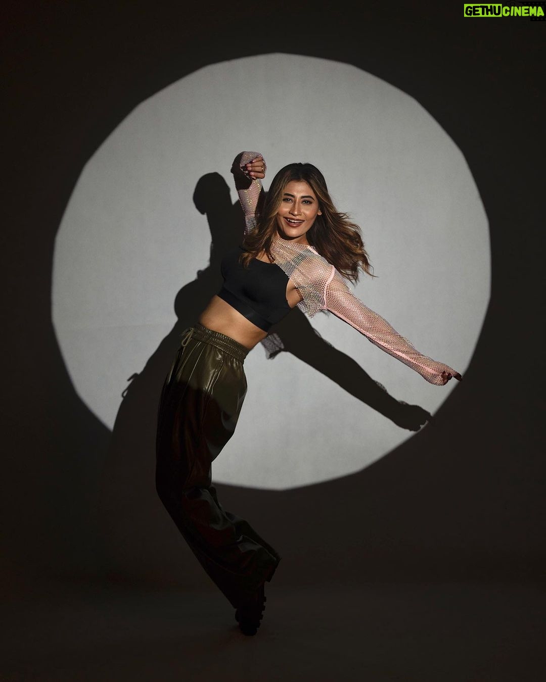 Sunita Gogoi Instagram - Embrace d rhythm of Life…VIBE IT 🔥 Styling & Concept @soigne_official_ Photography @sudhakar.bichali Makeup & Hair @kaviyaartistry_off Reels @mickey__creations Leather pants @ikichic_official Boots @hm