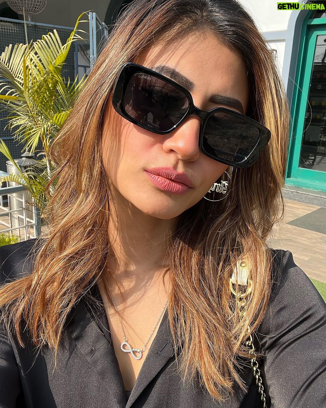 Sunita Gogoi Instagram - Happy weekend 🖤😎 #♾