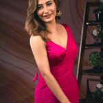 Sunita Gogoi Instagram - Pinky Promise…🤙🫰 Styling @soigne_official_ Shot by @sudhakar.bichali Muah @kaviyaartistry_off Video @mickey__creations Wearing @f2f_designerboutique Earrings @rang_akankshanegi