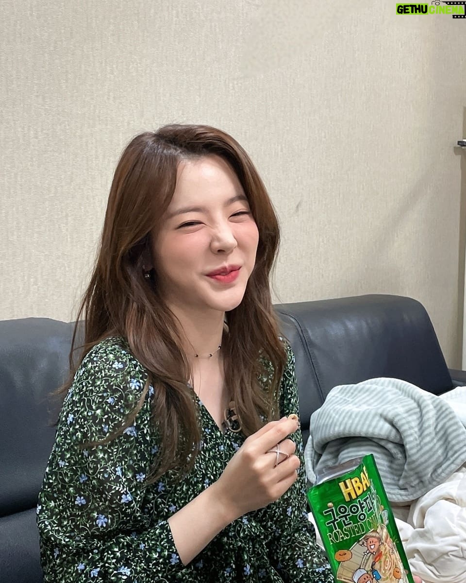 Sunny Instagram - #러브캐쳐 대기실에서 아몬드에 든 과자만 빼먹다 딱걸림ㅋㅋㅋㅋㅋㅋㅋㅋ