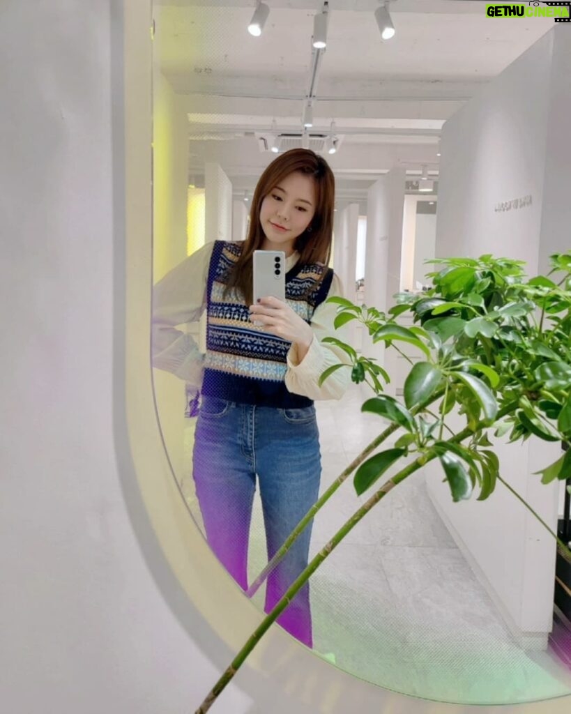 Sunny Instagram - 의상을 샵에서 입고 출발하면 기분이 좋거든요.. 거울 셀카 맛집♡