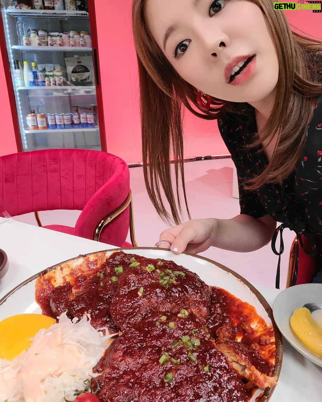 Sunny Instagram - 나 #스파이시걸스 하면서 #디진다돈까스 도 먹어봤다 나 이제 그냥 맵찔이 아니다 맵중찔이다!!!!!!! (와중에 사진 골라준 버블이들 고마워ㅋㅋㅋㅋㅋ 희번뜩 사진은 너만 봐.......ㅋㅋㅋㅋㅋㅋㅋㅋㅋ)