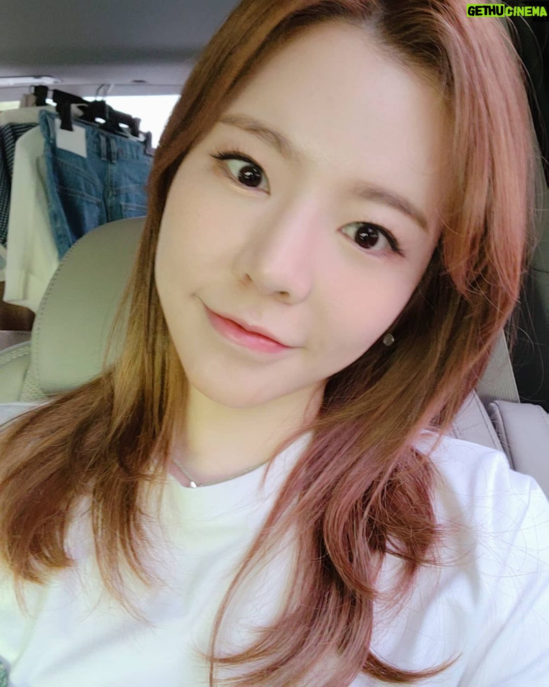 Sunny - 187.9K Likes - 순규언니 일 열심히 하고 있어여~~ 미싱은 돌고도네 돌아가네~ 써니 스케줄도 잘도 도네 돌아가네~~ #트렁크에옷을한가득싣고도착한이곳은또어딥니꽈