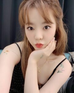 Sunny Instagram - 뭐?! 이렇게 예쁜 써니를 2021 Oh-GG 시즌 그리팅에서 만날수 있다고?!?! 훠우!