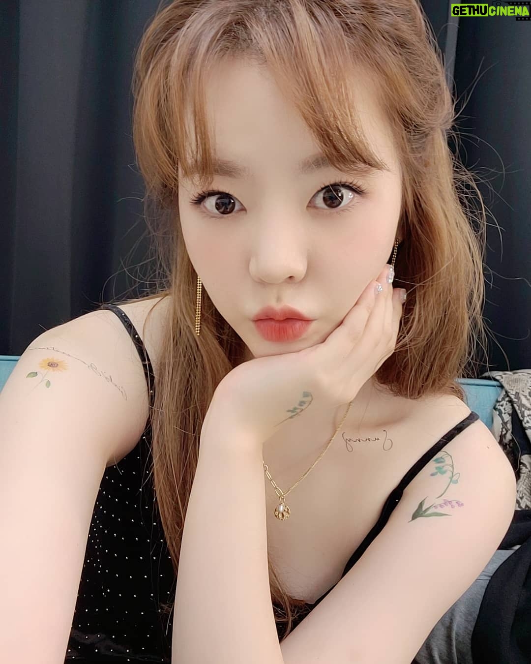Sunny - 213.3K Likes - 뭐?! 이렇게 예쁜 써니를 2021 Oh-GG 시즌 그리팅에서 만날수 있다고?!?! 훠우!