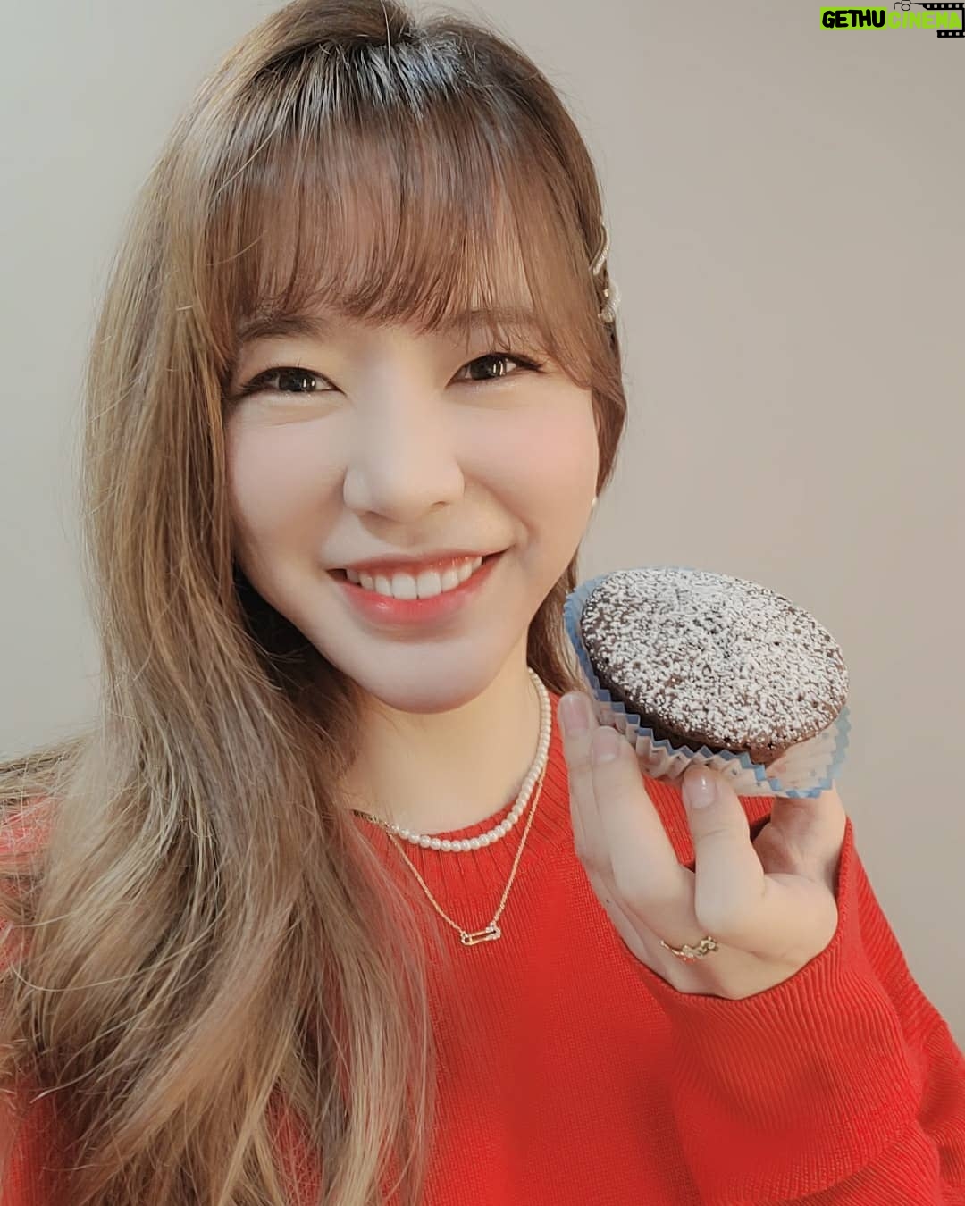 Sunny Instagram - 잠시후 방송할 tvn #온앤오프 스튜디오 녹화날 시경오빠가 주신 초코컵케익!!!!!! 본방사수 갑니다!!!!!