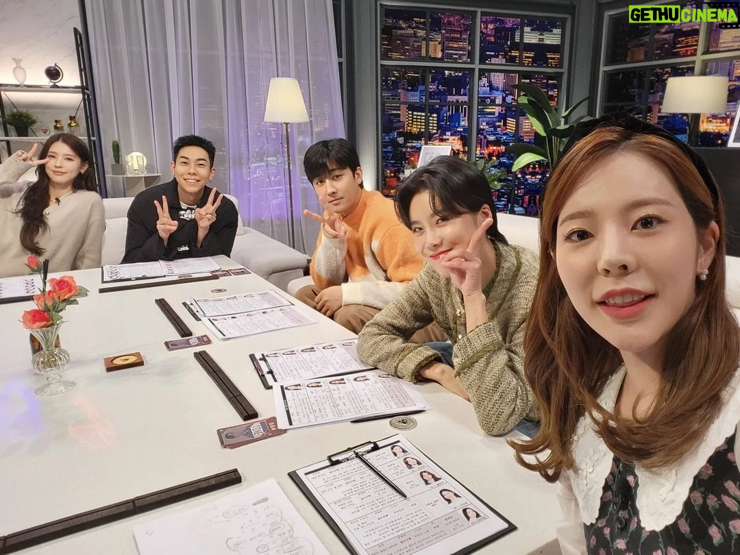 Sunny Instagram - 함께 스튜디오에서 과몰입하며 재미난 수다 떨어주셨던 #러브캐쳐 왓쳐분들!! 고생 많으셨어요~ 고맙습니다😄 매력이 철철 넘쳤던 출연자분들도 너무 고생많으셨고 보이지 않는 곳에서 프로그램을 위해 불철주야 고생하셨던 제작진분들도 또 우리 항상 고마운 스텝분들도!! 최고였어요!! 다음에 또 만나요!😆