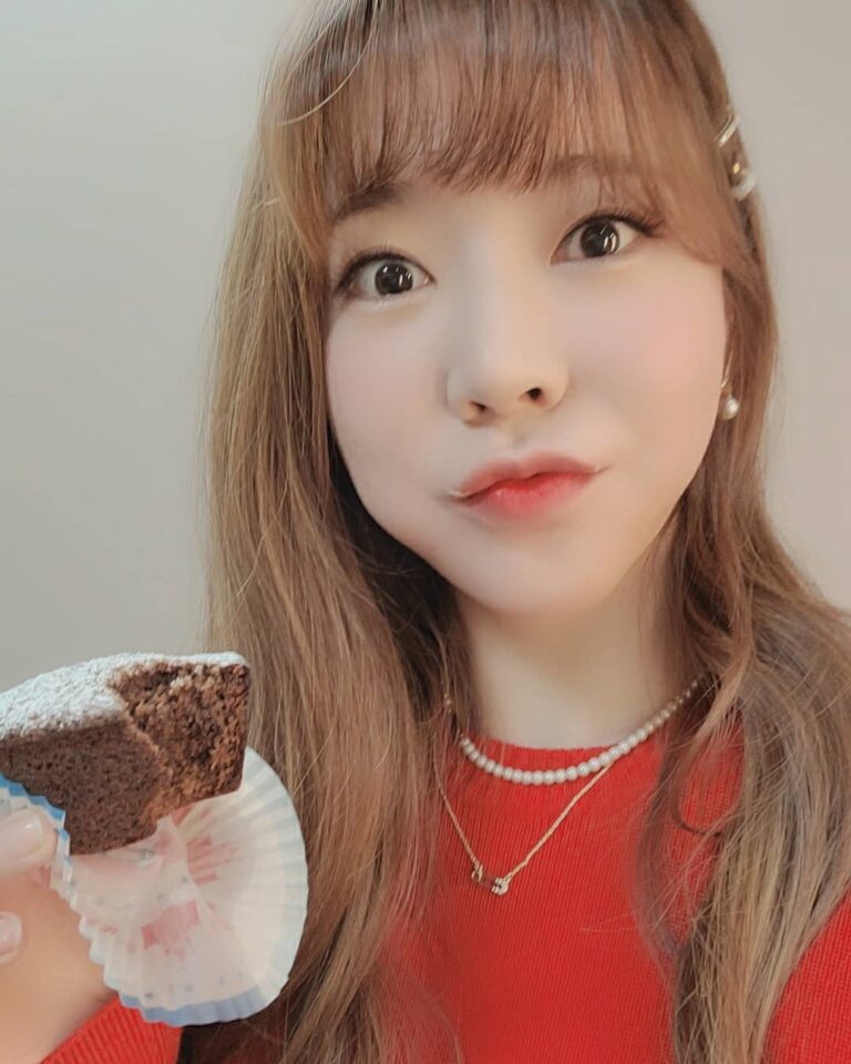Sunny Instagram - 잠시후 방송할 tvn #온앤오프 스튜디오 녹화날 시경오빠가 주신 초코컵케익!!!!!! 본방사수 갑니다!!!!!
