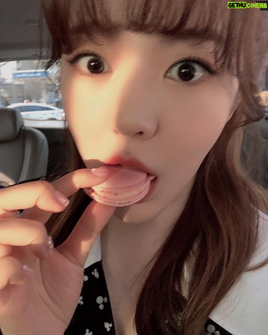 Sunny - 180.5K Likes - 오랜만에 먹으니까 띠용! 할 정도로 맛있는 마카롱ㅋㅋㅋㅋ #당충전 하라고 매니저 창진찡이 #쓱 건내준 #마카롱
