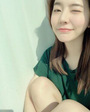 Sunny Instagram - 자고로 진정한 집순이라면 집에서 목 늘어난 티를 입어줘야지~ #모두들 #아프지말고 #건강하세요 #저도그럴게요