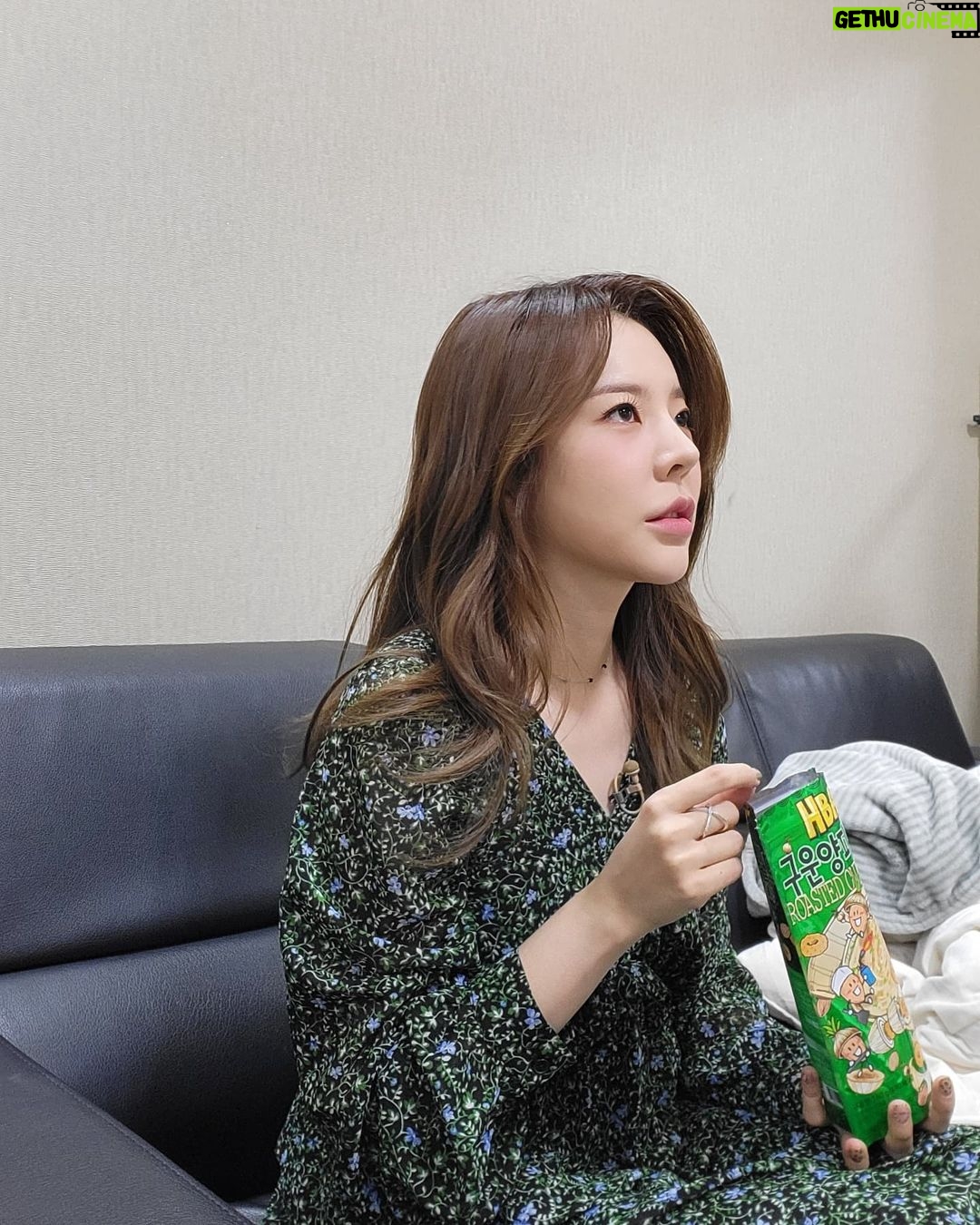 Sunny Instagram - #러브캐쳐 대기실에서 아몬드에 든 과자만 빼먹다 딱걸림ㅋㅋㅋㅋㅋㅋㅋㅋ
