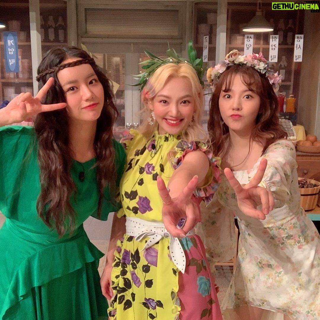 Sunny - 210.4K Likes - 지금!! TVN 에서 본방 사수 꼬우!!!! #놀라운토요일 #도레미마켓