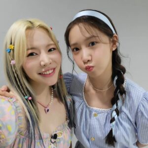 Sunny Instagram - 멤버들 덕에 즐거운 촬영장~~ #셀카만찍을라치면 #몰려드는귀염둥이들 #덕분에사진첩이한가득 #GG4EVA