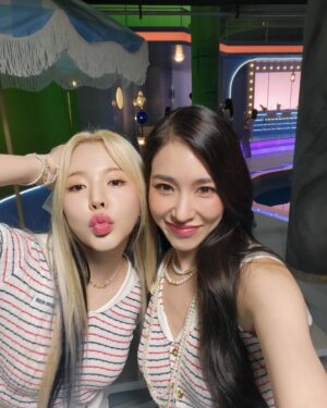 Sunny Instagram - 멤버들 덕에 즐거운 촬영장~~ #셀카만찍을라치면 #몰려드는귀염둥이들 #덕분에사진첩이한가득 #GG4EVA