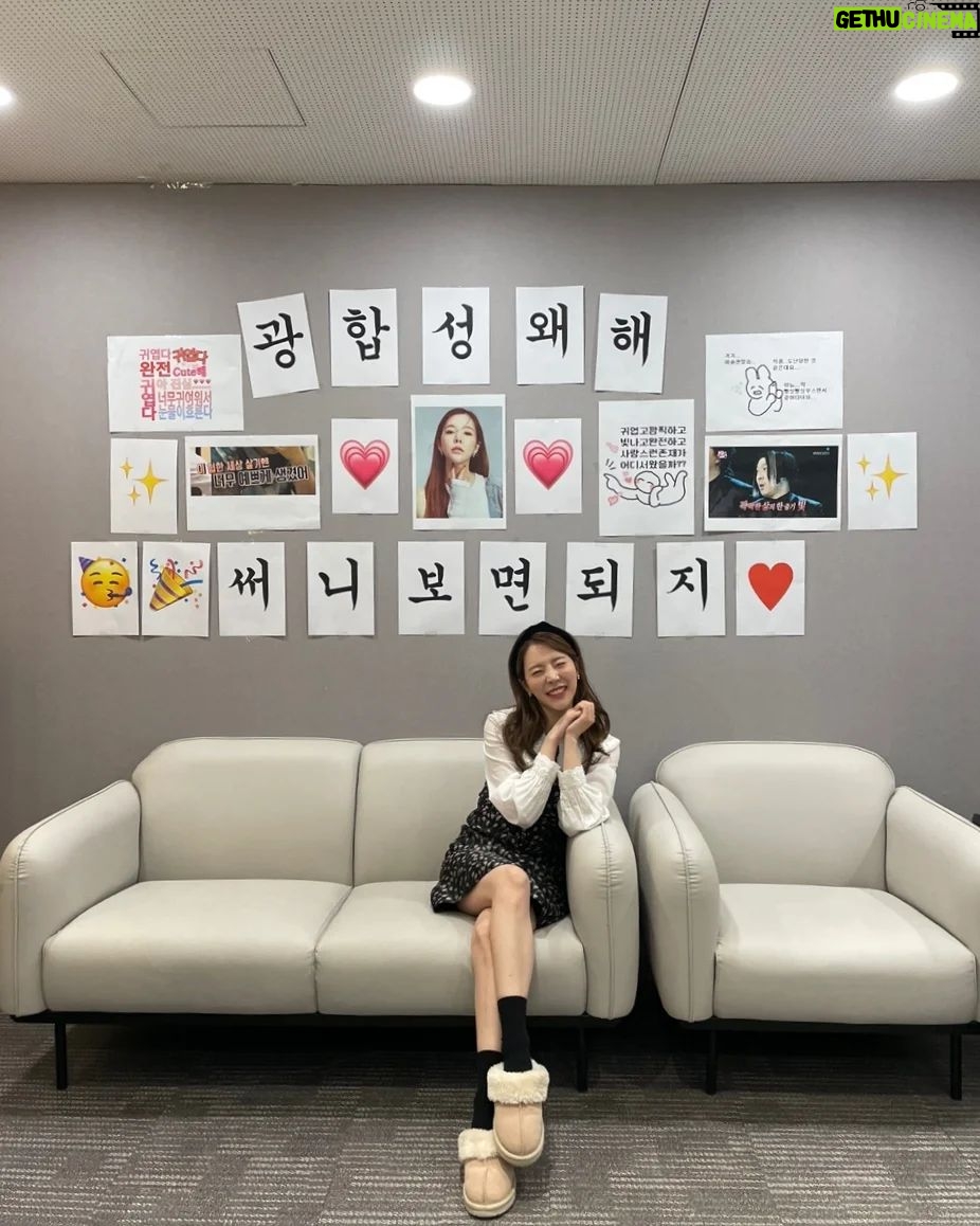 Sunny Instagram - 오그라든다고 말하긴 했지만 사진을 매우 많이 찍은거 보면 아주 감동 받았었던거 같아요!!ㅋㅋ 고맙습니다!!!!! (내 칭구칭긔들이 수평 맞춰서 올리랬단말야ㅠㅠ 다시 올라가라!!!!!!)