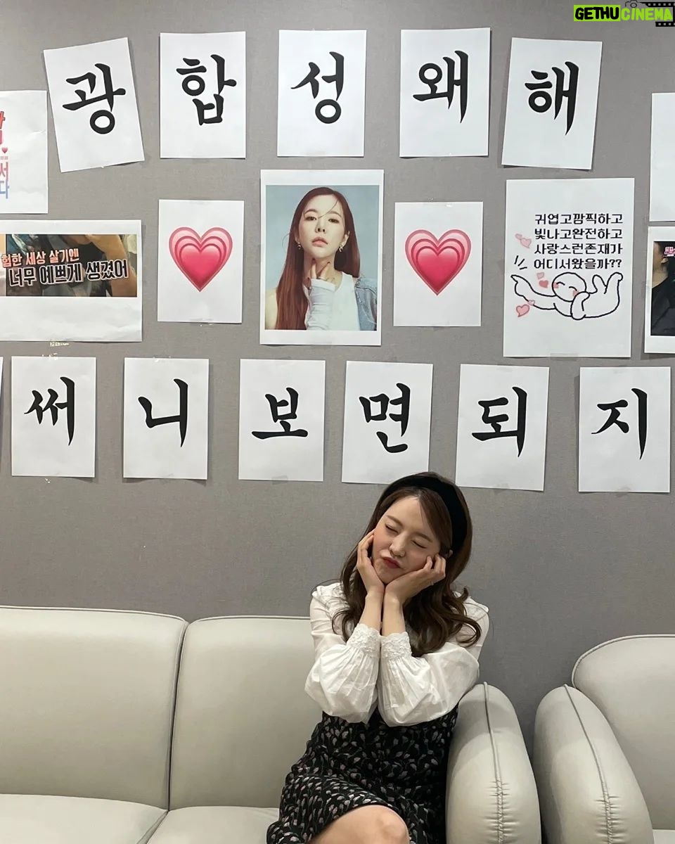 Sunny Instagram - 오그라든다고 말하긴 했지만 사진을 매우 많이 찍은거 보면 아주 감동 받았었던거 같아요!!ㅋㅋ 고맙습니다!!!!! (내 칭구칭긔들이 수평 맞춰서 올리랬단말야ㅠㅠ 다시 올라가라!!!!!!)