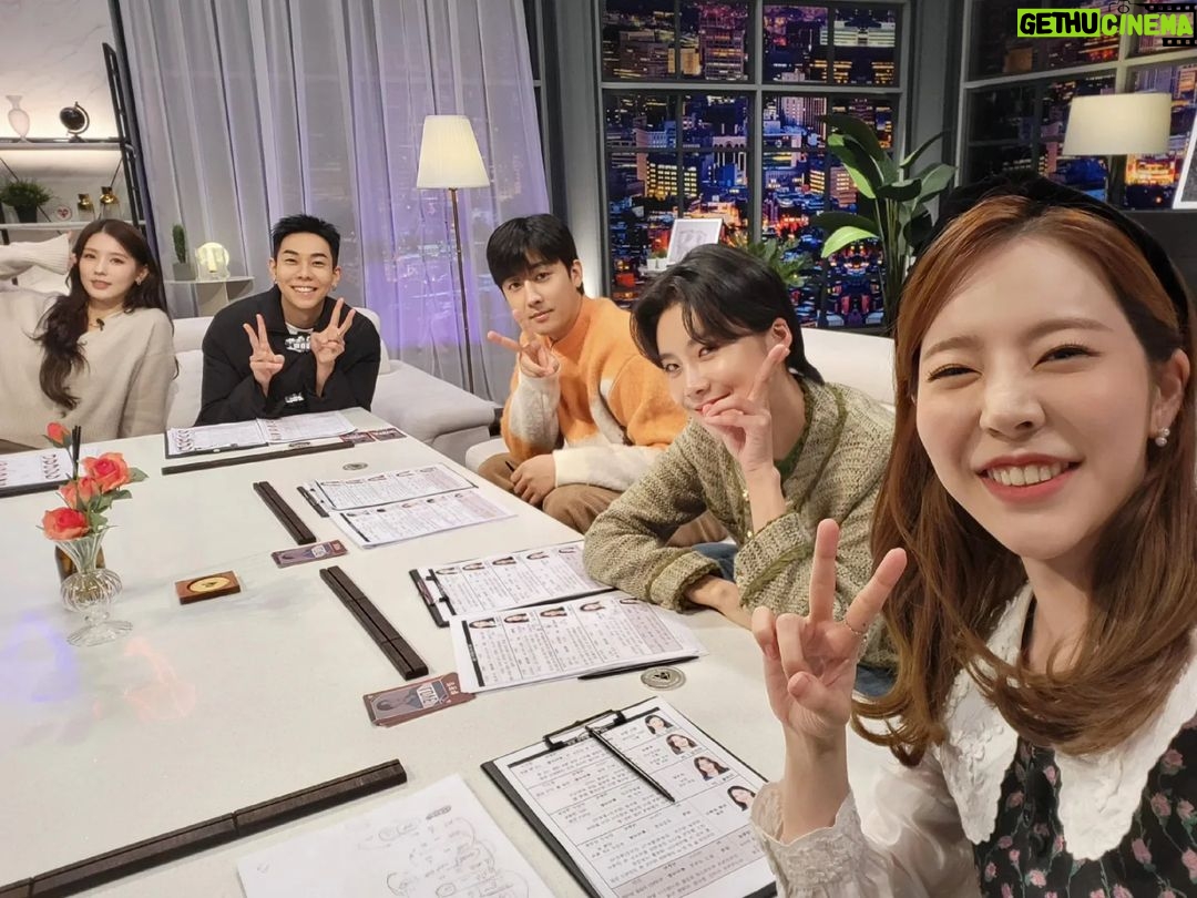 Sunny Instagram - 함께 스튜디오에서 과몰입하며 재미난 수다 떨어주셨던 #러브캐쳐 왓쳐분들!! 고생 많으셨어요~ 고맙습니다😄 매력이 철철 넘쳤던 출연자분들도 너무 고생많으셨고 보이지 않는 곳에서 프로그램을 위해 불철주야 고생하셨던 제작진분들도 또 우리 항상 고마운 스텝분들도!! 최고였어요!! 다음에 또 만나요!😆