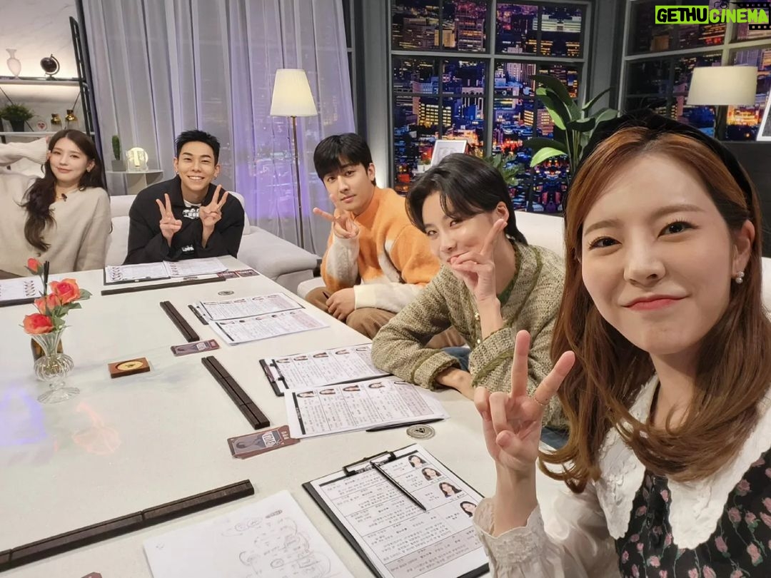 Sunny Instagram - 함께 스튜디오에서 과몰입하며 재미난 수다 떨어주셨던 #러브캐쳐 왓쳐분들!! 고생 많으셨어요~ 고맙습니다😄 매력이 철철 넘쳤던 출연자분들도 너무 고생많으셨고 보이지 않는 곳에서 프로그램을 위해 불철주야 고생하셨던 제작진분들도 또 우리 항상 고마운 스텝분들도!! 최고였어요!! 다음에 또 만나요!😆