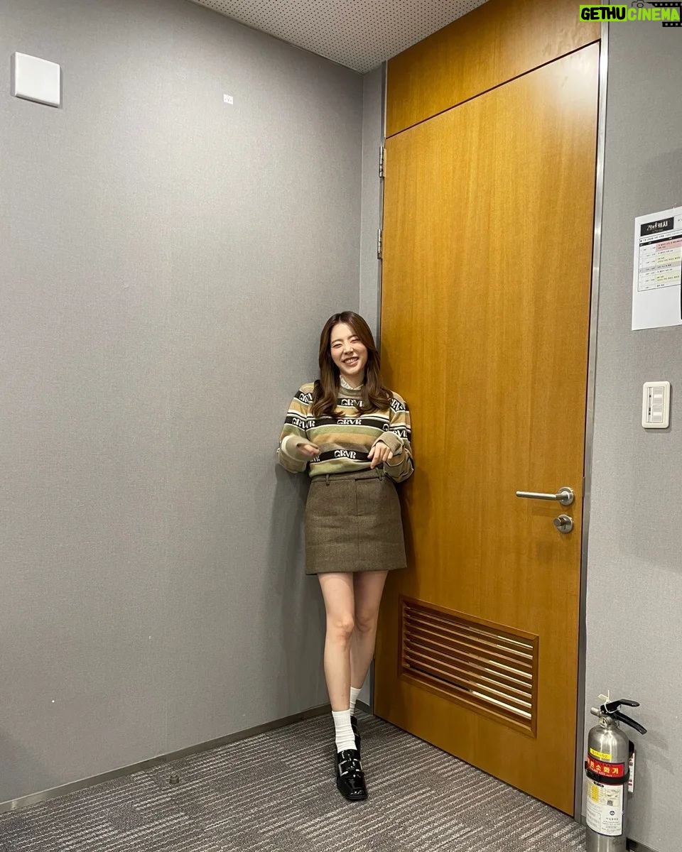 Sunny Instagram - 대기실에 소화기가 아주 눈에 띄는 곳에 있어 맘이 놓였습니다리~