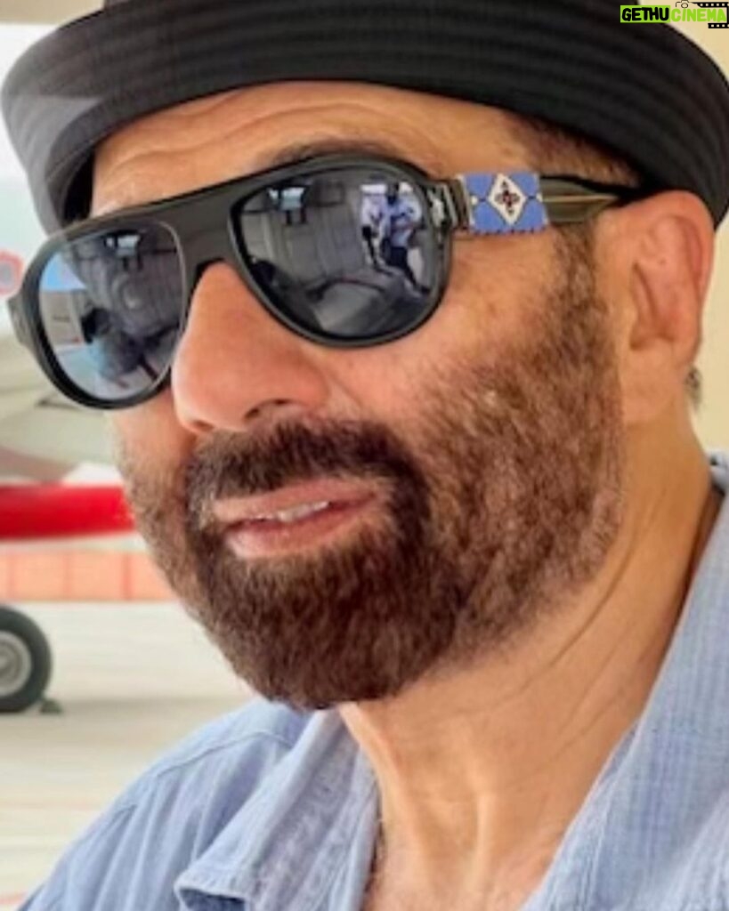 Sunny Deol Instagram - Tough times create great men! Come on #TeamIndia we are all with you! Let’s Bring the Cup Home 🏆🏆🇮🇳🇮🇳 #worldcup2023 #cwc23 #indvsaus #India #cricket