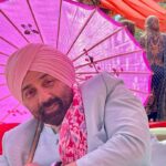 Sunny Deol Instagram – Spread Love, Be Happy! 😊😁