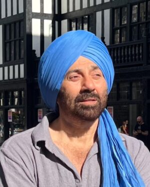 Sunny Deol Instagram - "From Amritsar to London, love knows no boundaries! 💞 #GadarInLondon 🇬🇧✨"