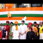 Sunny Deol Instagram - From salutes at the army base to cheers in school halls and theaters, Tara Singh’s Indore visit is an Independence Day spectacle we won’t forget! Book your tickets! (Link in bio) #Gadar2 in cinemas now. 🎞️ #HappyIndependenceDay @zeestudiosofficial @gadarmovie_official @iamsunnydeol @ameeshapatel9 @iutkarsharma @anilsharma_dir @anilsharmaprod @shaktimaan6963 @mithoon11 @shabinakhanofficial @quadri.sayeed @simratkaur_16 @manishwadhwa.in @hellomontysharma @mrgravitas @zeemusiccompany @zee5 @zeecinema @zee5global #MhowCantonment @emeraldheightsschoolofficial