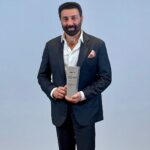 Sunny Deol Instagram – #Indian of the Year ! 🇮🇳🇮🇳🇮🇳 
#HindustanZindabad

Thank you @ndtv for the Honour!

Was delighted to meet our brave tunnel workers who braved being trapped in the #UttrakhandTunnelCollapse and prevailed with their undefeated spirit and resilience. My wishes to all of them and their success.