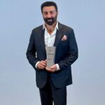 Sunny Deol Instagram - #Indian of the Year ! 🇮🇳🇮🇳🇮🇳 #HindustanZindabad Thank you @ndtv for the Honour! Was delighted to meet our brave tunnel workers who braved being trapped in the #UttrakhandTunnelCollapse and prevailed with their undefeated spirit and resilience. My wishes to all of them and their success.