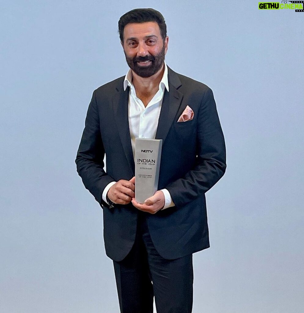 Sunny Deol Instagram - #Indian of the Year ! 🇮🇳🇮🇳🇮🇳 #HindustanZindabad Thank you @ndtv for the Honour! Was delighted to meet our brave tunnel workers who braved being trapped in the #UttrakhandTunnelCollapse and prevailed with their undefeated spirit and resilience. My wishes to all of them and their success.