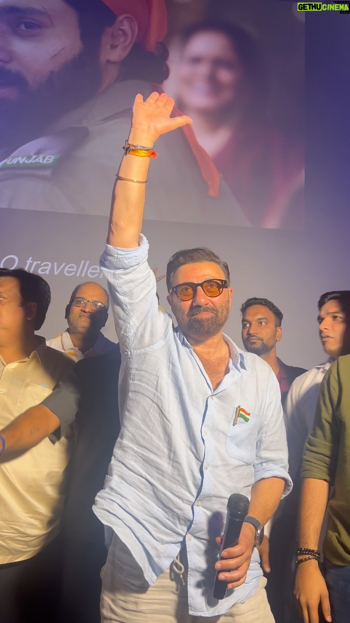 Sunny Deol - 389.9K Likes - A surprise visit to Hyderabad audience in today’s evening show of #Gadar2 filled my heart with joy
Love you all❤️❤️❤️
#happyindependenceday