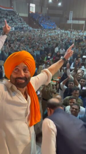 Sunny Deol Instagram - Lovely spending time with the cute innocent souls in Indore. 

Hope they grow up to be the bright future of our country.
#happyindependenceday