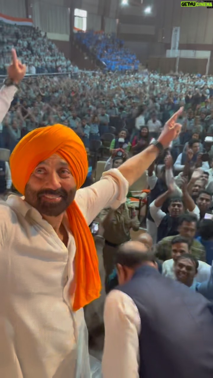 Sunny Deol - 547.1K Likes - Lovely spending time with the cute innocent souls in Indore.
Hope they grow up to be the bright future of our country.
#happyindependenceday