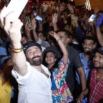 Sunny Deol Instagram - The vibe. The excitement. The love! 😍 Here’s to when Tara Singh surprised his fans in the theatres. 🥳❤️ Book your tickets! (Link in bio) #Gadar2 in cinemas now. 🎞️ @zeestudiosofficial @gadarmovie_official @iamsunnydeol @ameeshapatel9 @iutkarsharma @anilsharma_dir @anilsharmaprod @shaktimaan6963 @mithoon11 @shabinakhanofficial @quadri.sayeed @simratkaur_16 @manishwadhwa.in @hellomontysharma @mrgravitas @zeemusiccompany @zee5 @zeecinema @zee5global