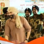 Sunny Deol Instagram - स्वतंत्रता दिवस के मौक़े पर बीएसएफ के शूरवीरों के साथ मैं, सनी देओल, आ रहा हूँ ‘गदर’ मचाने.. #JaiHo में, 13 अगस्त रात 8 बजे, @SwetaSinghAT के साथ @aajtak पर #IndependenceDay #IndependenceDay2023 #Gadar2 #BSF