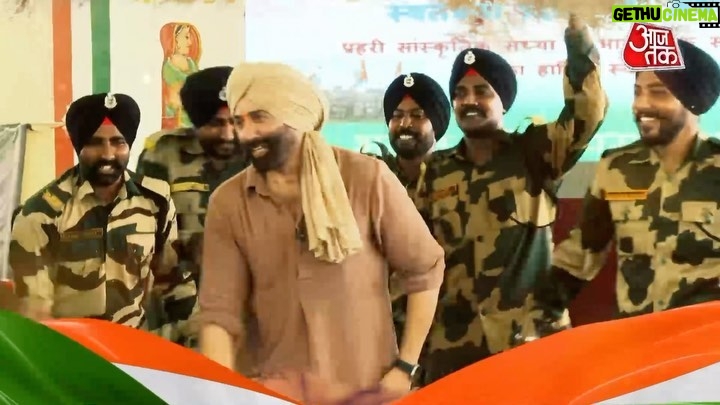 Sunny Deol Instagram - स्वतंत्रता दिवस के मौक़े पर बीएसएफ के शूरवीरों के साथ मैं, सनी देओल, आ रहा हूँ ‘गदर’ मचाने.. #JaiHo में, 13 अगस्त रात 8 बजे, @SwetaSinghAT के साथ @aajtak पर #IndependenceDay #IndependenceDay2023 #Gadar2 #BSF