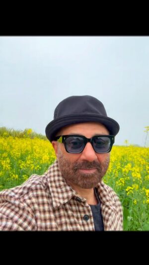 Sunny Deol Instagram - Work Mode On! #2024 
At Shoot ❤️❤️

#reelsinstagram #shootdiaries #explore #reelsindia