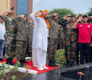 Sunny Deol Instagram - Happy Independence Day to my fellow citizens! 🇮🇳🇮🇳🇮🇳

Love your nation and your family 🤗🤗

#HappyIndependenceDay #India #HindustanZindabad #MeraBharatMahaan #JaiHind