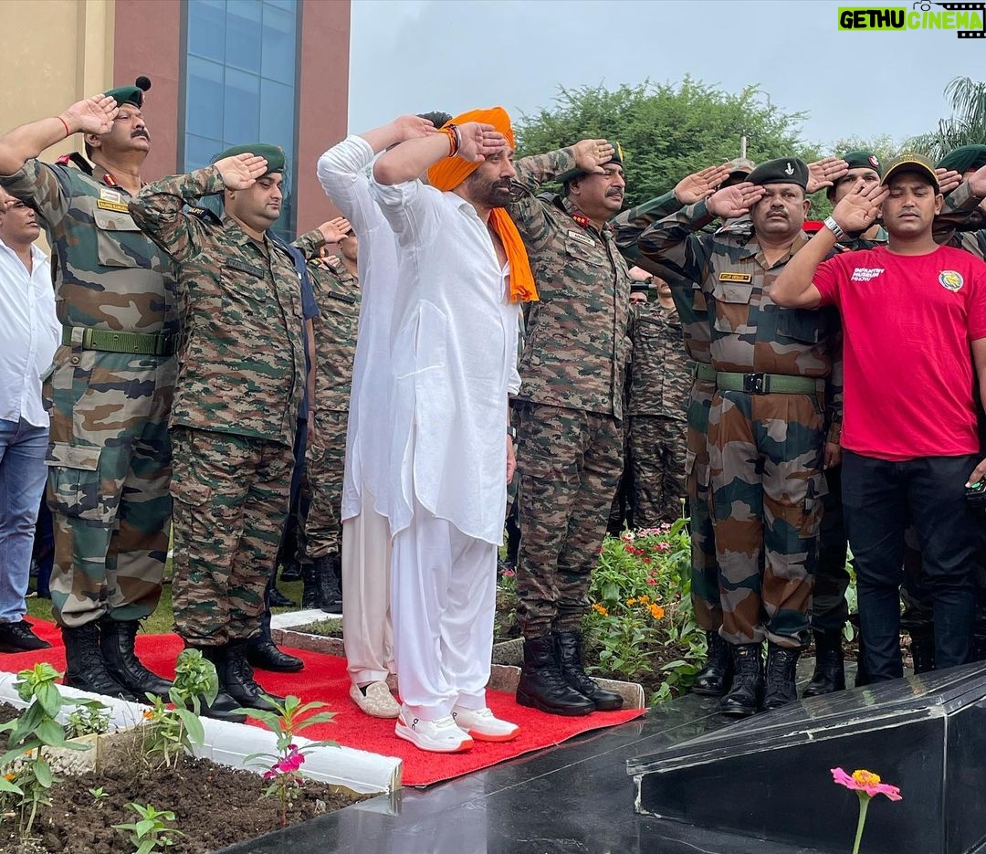 Sunny Deol - 365.5K Likes - Happy Independence Day to my fellow citizens! 🇮🇳🇮🇳🇮🇳
Love your nation and your family 🤗🤗
#HappyIndependenceDay #India #HindustanZindabad #MeraBharatMahaan #JaiHind
