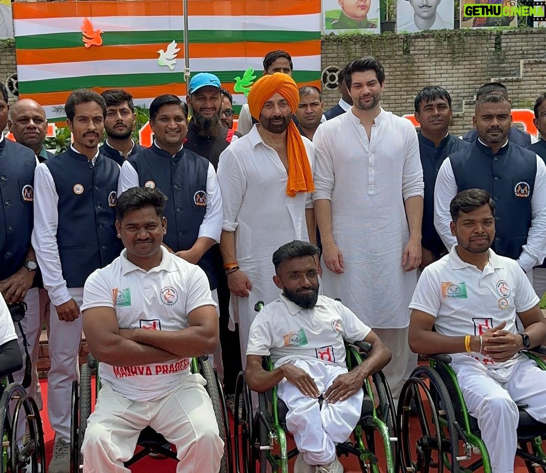 Sunny Deol - 365.5K Likes - Happy Independence Day to my fellow citizens! 🇮🇳🇮🇳🇮🇳
Love your nation and your family 🤗🤗
#HappyIndependenceDay #India #HindustanZindabad #MeraBharatMahaan #JaiHind